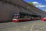 In den engen Straen der Mal strana am linken Moldauufer ist Wagen 9278 auf der Linie 12 in Richtung Sidliště Barrandov unterwegs.