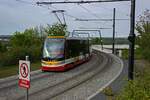 koda-t15/879519/aus-richtung-palmovka-kommend-hat-tw Aus Richtung Palmovka kommend hat TW 9383 auf der Linie 7 die Straenbahnbrcke nahe der Haltestelle Krejcrek passiert. Die Strecke, die erst 1990 erffnet wurde, war nicht lange vor meinem Besuch im Jahr 2024 grundlegend saniert worden.