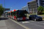 Die Obus-Linie 59 verluft im Nordwesten von Prag entlang der Einfallstrae Evropska bis zum Ndra Veleslavn, wo bergang zur Metro, sowie zu Vorortzgen der ČD besteht. Wagen 410 hat dieses Ziel fast erreicht.