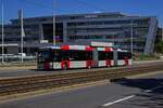 Wagen 410 hat soeben am Ndraž Veleslavn die Fahrt zum Prager Flughafen begonnen und fhrt hier die Evropsk Strae nahe der Straenbahn-Haltestelle Nad Džbnem entlang.