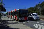 Alle neuen Trolleybusse in Prag sind Batterie-Obusse, die auch Teilstrecken ohne Oberleitung befahren. Wagen 405 war am 27.04.24 offenbar so weit aufgeladen, dass der Fahrer auch auf dem elektrifizierten Abschnitt zum Nd. Veleslavn im Batteriemodus unterwegs war. Hier passiert der Bus die Haltestelle Nad Džbnem, die nur bei Schienenersatzverkehr der Straenbahn genutzt wird, die Busse fahren in diesem Bereich bis Divok Šarka ohne Halt.