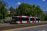 Der Doppelgelenktrolleybus 405 hat soeben die Fahrt vom Bahnhof Veleslavn zum Prager Flughafen begonnen.