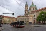 Die Kleinstraen am Hang des Hradčany wird durch eine Kleinbuslinie erschlossen.