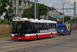 In Barrandov liegt ein Filmstudio, das von der Buslinie 105 in einer Schleifenfahrt umfahren und an den Bahnhof in Smichov angebunden wird. Am 21.06.19 ist der SOR Solobus 3717 auf einem der Kurse unterwegs.