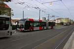 Der Batterie-O-Bus 108 steht am 23.04.24 an der Endhaltestelle Palmovka der Linie 58 und ldt die Traktionsbatterien nach.