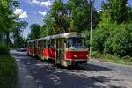 Gelenkwagen gibt es bei der Prager Straenbahn erst seit dem Niederflurzeitalter. Dadurch dass der Hersteller ČKD Tatra seinen Sitz in Prag hatte, waren aber immer wieder Prototypen im dortigen Netz unterwegs. So hat auch die Baureihe K2 eine Verbindung zu Prag und ist heute mit einem Fahrzeug im historischen Bestand vertreten. Wagen 7000 war in Bratislava aktiv und ist erst seit Ende 2022 in Prag, wo der Wagen im historischen Linienverkehr eingesetzt wird, wie hier auf der Ringlinie 42 in der Nhe der Prager Burg.