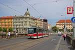 Auf dem Weg nach Kotlřka berquert TW 9066 die Palackho Most, die sdlichste der Prager Brcken mit Straenbahnverkehr.