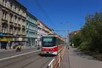 Der Zweirichtungstriebwagen 9063 hat soeben die Fahrt als Linie 16 nach Lehovec begonnen.