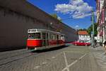 tatra-t2/853668/neben-zahlreichen-tatra-t3-sind-auf Neben zahlreichen Tatra T3 sind auf der Retrolinie 23 auch regelmig Triebwagen der Vorgngerbauart T2 unterwegs. Diese Wagen waren zwar nie regulr in Prag im Einsatz, aber da der Hersteller ČKD Tatra sein Werk in Prag hatte, waren die Fahrzeuge auf Probefahrten in der tschechischen Hauptstadt unterwegs. Im Jahr 2019 wurden dann zwei modernisierte T2 aus Liberec angekauft, die in den Lieferzustand zurckversetzt wurden. Wagen 6003 ist einer dieser Wagen, der auf der Linie 23 in Richtung Krlovka unterwegs ist.