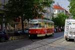 Der Prager Verkehrsbetrieb setzt auf der Retrolinie 23 neben zahlreichen Tatra T3 auch zwei aus Liberec angekaufte T2R-Triebwagen ein, die uerlich und im Innenraum in den Zustand der Auslieferung zurckversetzt sind. Wagen 6004 erreicht am 28.04.24 die Endstation Zvnořka, wo ber ein Gleisdreieck gewendet wird.