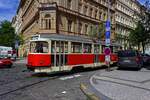 Im Gleisdreieck Zvonřka setzt Wagen 6004 in die Abfahrtshaltestelle zurck, wofr der Fahrer den Hilfsfahrerstand am Wagenende benutzt.