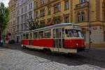 Zwischen Altbauten sdlich der Prager Innenstadt befindet sich das Gleisdreieck Zvonřka, das als Endstation der Linie 23 dient. Wagen 6004 rollt hier rckwrts in die Abfahrtshaltestelle, von wo aus der Wagen zurck in Richtung Krlovka aufbrechen wird.