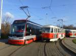 Škoda T15 9272 und Tatra T3 Nr. 7224 der DPP in der Wendeschleife Divoká Šárka, 30.12.15