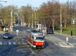 Auf der Linie 5 ist Wagen 8347 unterwegs, 31.12.15, Chotkovy sady.