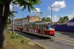 tatra-t3/695808/auf-der-linie-5-in-richtung Auf der Linie 5 in Richtung Barrandov fahren 8411 und 8175 nahe der Station ČSAD Smchov durch die ul. Ndran.