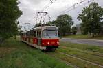 Erstaunlich viele Tatra-Garnituren sind nach Nummern  geordnet  gekuppelt, so wie hier TW 8151 und 8152, obwohl die Traktionen regelmig getrennt werden.