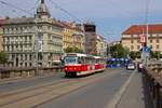 Eine Tatra-Garnitur aus TW 8407 und 8408 fhrt als Linie 7 der Endstation Radlick entgegen.