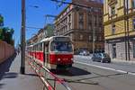 Auf dem Weg Richtung Sdlitě Ďablice rollt eine T3-Garnitur aus Wagen 8474 und 8475 der Haltestelle U Zvonu entgegen.