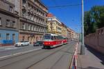 Die Triebwagen 8243 und 8213 sind am 24.06.2019 auf der Linie 9 in Richtung Vozovna Motol unterwegs.