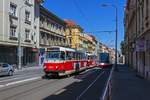 Die Tatra-Triebwagen 8510 und 8511 nhern sich als Fahrt der Linie 10 am 24.06.2019 der Haltestelle U Zvonu.