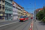 Die Doppeltraktion 8466 + 8467 fhrt auf der Linie 10 in Richtung Vozovna Motol.