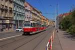 Auf dem Weg nach Vozovna Motol haben die Triebwagen 8456 und 8457 am 24.06.19 soeben die Station U Zvonu verlassen.