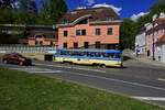 tatra-t3/853150/etwa-45-minuten-zuvor-und-einige Etwa 45 Minuten zuvor und einige Hhenmeter hher hatte ich Wagen 5602 schon einmal angetroffen, hier ist der Sightseeing-Wagen nun auf dem Rckweg nahe der Station Malostranska unterwegs. Im Gegensatz zu den meisten anderen Tatra-Fahrzeugen in Tschechien sind in diesem Fahrzeug vier statt zwei Sitze je Reihe eingebaut, da auf den Stadtrundfahrten keine Stehpltze bentigt werden.