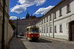 Vor der Kulisse der Prager Burg ist Wagen 7269 am 27.04.24 auf der Retro-Linie 23 unterwegs in Richtung Břevnov.