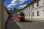 Die Tatra T3 8578 und 8381 sind am 27.04.24 auf der Linie 15 unterhalb der Prager Burg unterwegs.