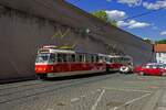 Neben schienengebundenen Oldtimern in Form von Tatra-Triebwagen sind in der Prager Innenstadt zahlreiche historische Automobile als Sightseeing-Fahrzeuge unterwegs. Hier begegnen sich diese beiden Verkehrstrger auf der ul. Letensk.