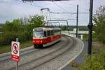tatra-t3/879518/zwischen-den-prager-stadtteilen-381i382kov-und Zwischen den Prager Stadtteilen Žižkov und Libeň verluft die Straenbahnstrecke vollstndig abseits der Strae durch das Waldgebiet Krejcrek. Die Strecke berwindet einen recht groen Hhenunterschied, hauptschlich durch eine Brcke, die gleichzeitig die Bahnanlagen der Nov Spojen berquert. Auf der im April 2024 baustellenbedingt verkehrenden Linie 31 hat der Tatra-Triebwagen 8216 diese Brcke soeben passiert und durchfhrt eine recht enge Kurve zur Haltestelle Krejcrek.