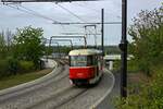 tatra-t3/879520/strassenbahnlinien-die-nur-zeitweise-im-betrieb Straenbahnlinien, die nur zeitweise im Betrieb sind, etwa wegen Bauarbeiten, tragen in Prag Nummern im 30er-Bereich. Aufgrund der langfristigen Sperrung einer Moldau-Brcke zwischen Libeň und Holešovice besteht die Linie 31 allerdings seit Anfang 2024 dauerhaft zwischen den Endstationen Spojovc und Vysočanska. Auf der mit Solo-T3 bedienten Linie ist hier am 23.04.24 Wagen 8485 unterwegs.