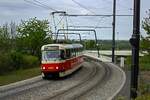 Auf der Baustellenlinie 31 ist der Tatra-TW 8498 unterwegs in Richtung Spojovac.