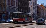 Wagen 8724 ist am 24.06.19 als ausrckender Zug der Linie 21 auf dem Weg zum Berufsverkehrseinsatz zwischen Modřany und Radlička.