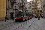 Vom Hauptbahnhof kommend rollt TW 1730 auf der Linie 4 durch die Fugngerzone in der Altstadt von Brno.