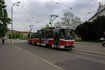 tatra-t6a5/901935/die-triebwagen-1203-und-1204-zwei Die Triebwagen 1203 und 1204, zwei ursprnglich nach Brno gelieferte Wagen, biegen auf der Linie 5 aus der Rooseveltova kommend auf den Moravsk nměst ein.