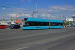 Der Zusatz OC im Haltestellennamen Třebovice OC weist auf die im Hintergrund sichtbare Mall 'Shopland Ostrava' hin (OC steht f�r Obchodn� centrum = Einkaufszentrum). Wagen 1767 auf der Linie 17 stellt die �PNV-Anbindung her.
