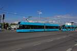 Die beiden neusten Stra�enbahn-Gattungen des DPO treffen sich hier an der Haltestelle Třebovice OC: W�hrend Wagen 1774 vom Skoda-Typ 39T auf der Linie 4 nach Martinov f�hrt ist rechts noch der Stadler NF2 Tw1735 zu sehen, der auf der Linie 8 unt ...