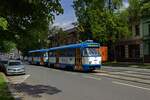 Ein klassisches Tatra-Doppel in Form von Wagen 996 und 970 rollt am 25.04.24 auf der Linie 2 die ul. Nadra�n� entlang.
