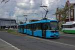 Eine Doppeltraktion aus Vario LF.E-Triebwagen mit TW 1331 an der Spitze verl�sst am 25.04.24 auf der Linie 2 nach V��kovice die Haltestellenanlage hlavn� n�dra�i.