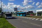 Durch Zufall trafen sich kurz vor der Haltestelle Třebovice OC der Regionalbus 64-2001 auf der Linie 287, der aus Pust� Polom kommend einige kleine Ortschaften an den Bahnhof Svinov anbindet und ein VarioLF Doppel (vorne Wagen 1355) auf der Linie 7.