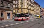Wagen 4133 des DP Praha ist am 25.06.19 vom Busbahnhof Na Knzec kommend im Westen der tschechischen Hauptstadt unterwegs.