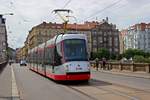 Auch TW 9146 gehrt zu den bereits rekonstruierten Bahnen der 14T-Baureihe. Am 23.06.19 berquert der Triebwagen als Linie 10 Richtung Sidltě Ďablice die Moldau.