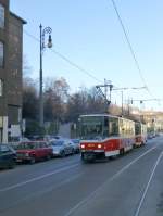 Zwei T6 auf der Linie 20 nach Sídliště Barrandov an der Hst. Újezd, 31.12.15