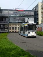 Wagen 605 der Jenaer Nahverkehrsgesellschaft auf der Linie 1 nach Zwätzen mitten in der Jenaer Innenstadt, 11.5.15