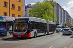 Der E-Bus 6053 der KVB ist am 14.04.2022 zwischen den Haltestellen Elisabeth-Breuer-Strae und Wiener Platz unterwegs.