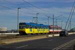 Seit Anfang 2022 sind auf Fahrzeugen in verschiedenen Stdten Solidarittsbekundungen fr die Ukraine zu sehen. Bei der Dsseldorfer Rheinbahn ist der B-Wagen 4278 in blau und gelb unterwegs, der hier auf der Linie U76 unterwegs in Richtung Krefeld ist.