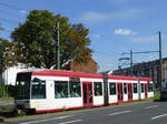 duewag-nf6/705494/tw-2131-ist-am-4919-noch Tw 2131 ist am 4.9.19 noch in weiß-roter Farbgebung unterwegs. Der Zug der Linie 705 wartet gerade darauf, dass die Ampel grün wird und er in die Haltestelle Am Schufstock einfahren kann.