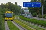 Die Spurbusse werden von kleinen Rdern seitlich in der Beton-Fahrbahn gefhrt, wodurch es fr das Fahrpersonal nicht erforderlich ist, zu lenken. Eine langfristige Zukunft scheint das System allerdings nicht zu haben; auer der Strecke entlang der A40 sind alle ehemaligen Spurbus-Abschnitte mittlerweile abgebaut. 2020/2021 wurden zumindest nochmals neue Busse mit Spurfhrungsrollen angeschafft, um den Betrieb weiterzufhren, bis eine Alternative umgesetzt wird. Mglich erscheint selbst eine Rckkehr der Straenbahn nach Kray, die der Spurbus einst ersetzte.