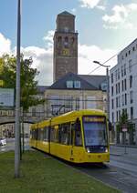 Vor der Kulisse des Rathausturms in der Mlheimer Innenstadt ist Wagen 1602 am 02.10.19 auf dem Weg in Richtung Oberhausen.